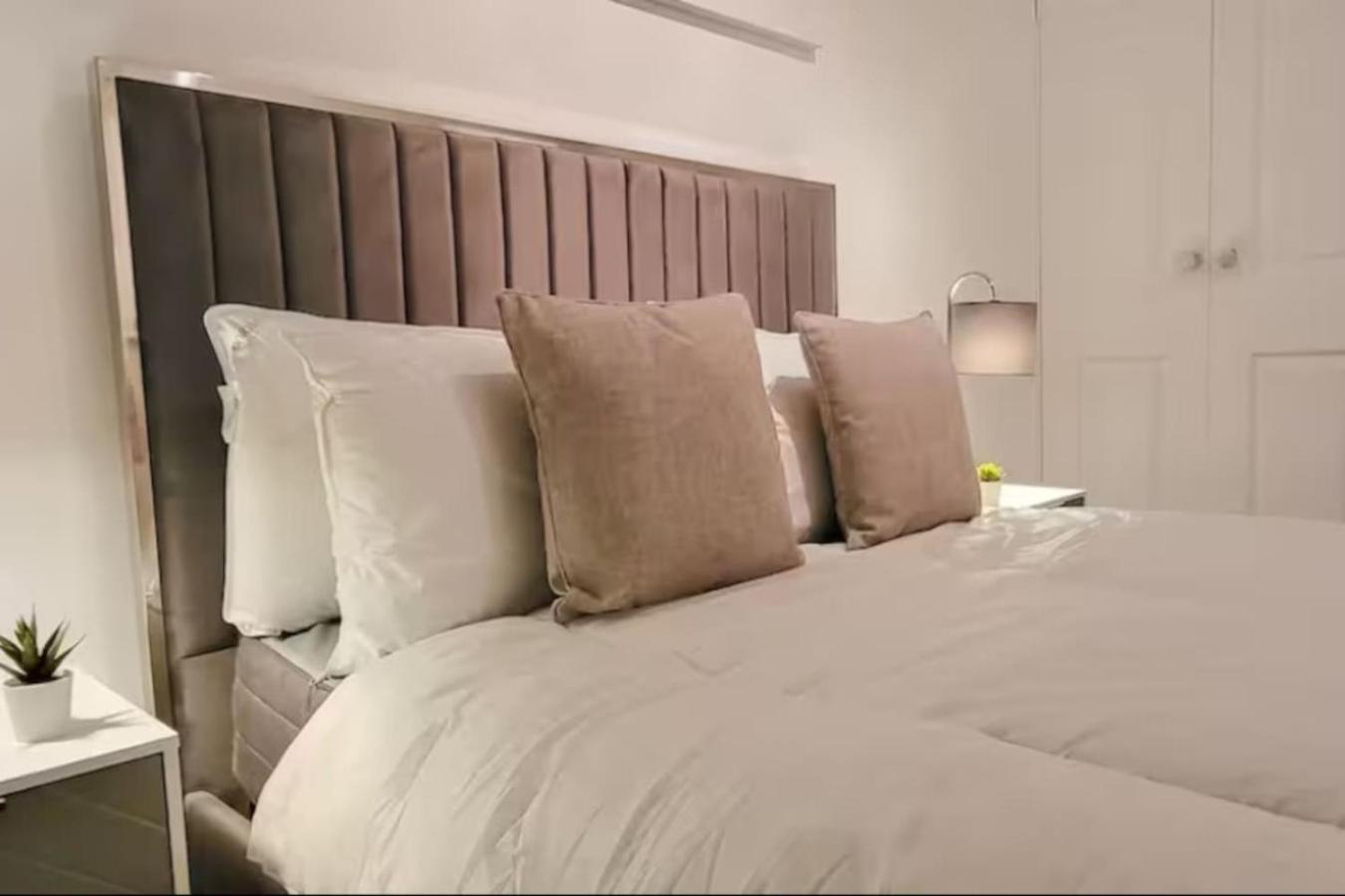 Spacious 2-bedroom In Canary Wharf Apartment