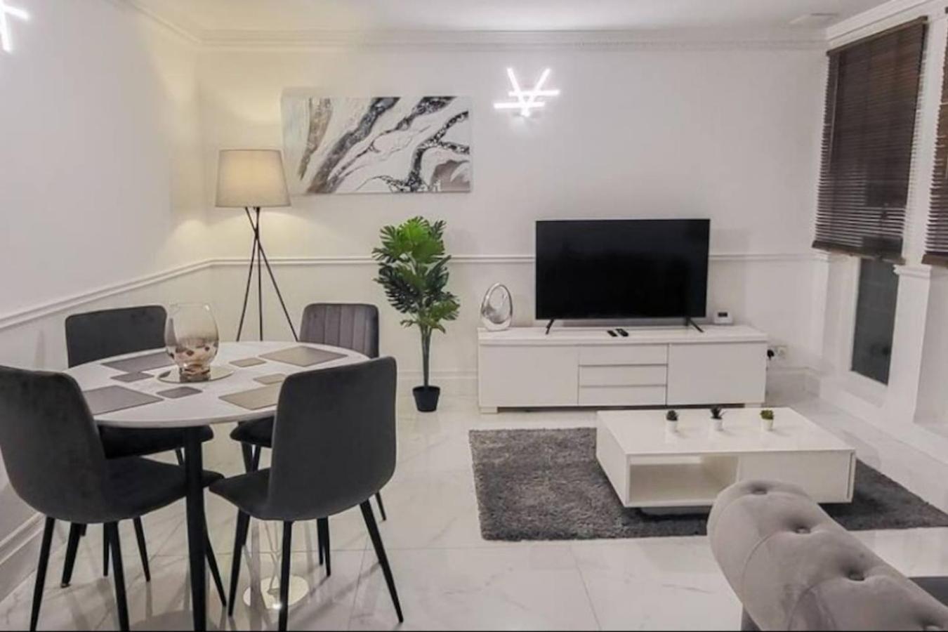 Spacious 2-bedroom In Canary Wharf Apartment *