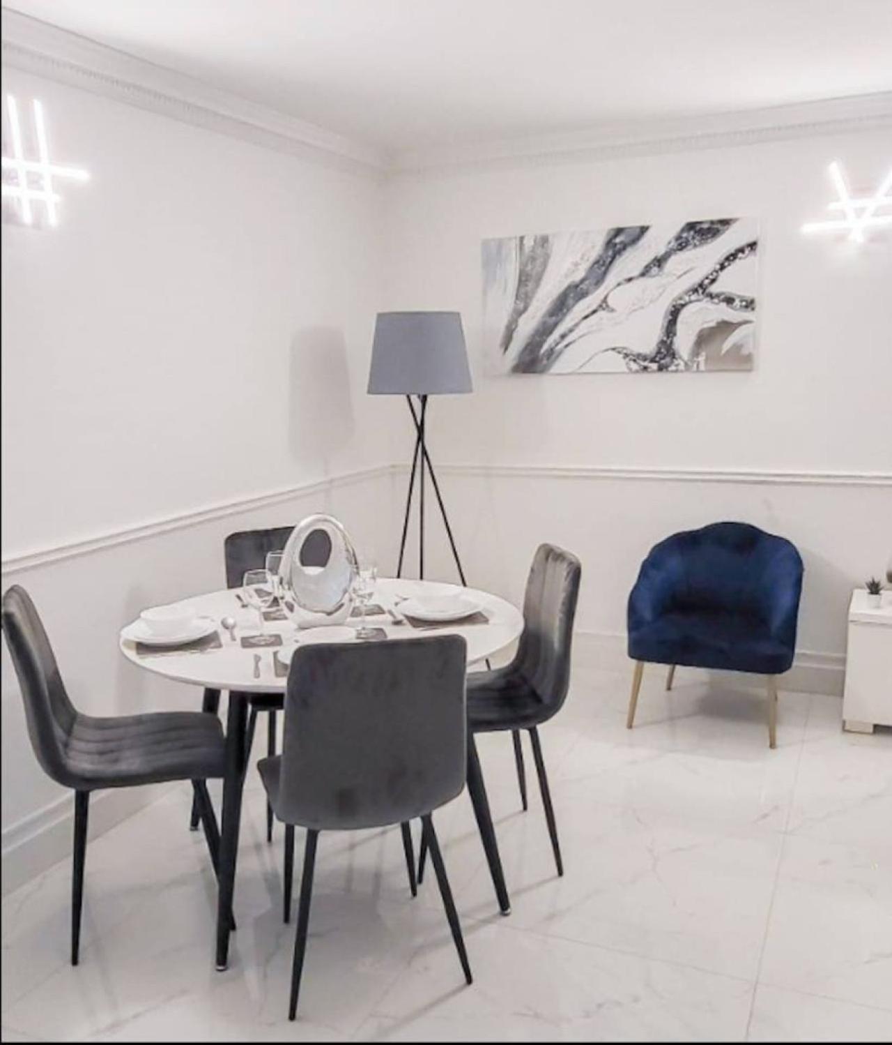 Spacious 2-bedroom In Canary Wharf Apartment *
